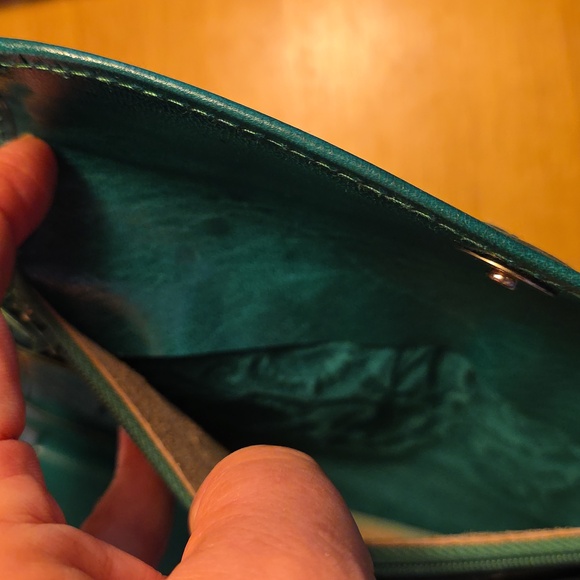 Vintage Handmade Vibrant Green Floral Embossed Wallet - Picture 11 of 15